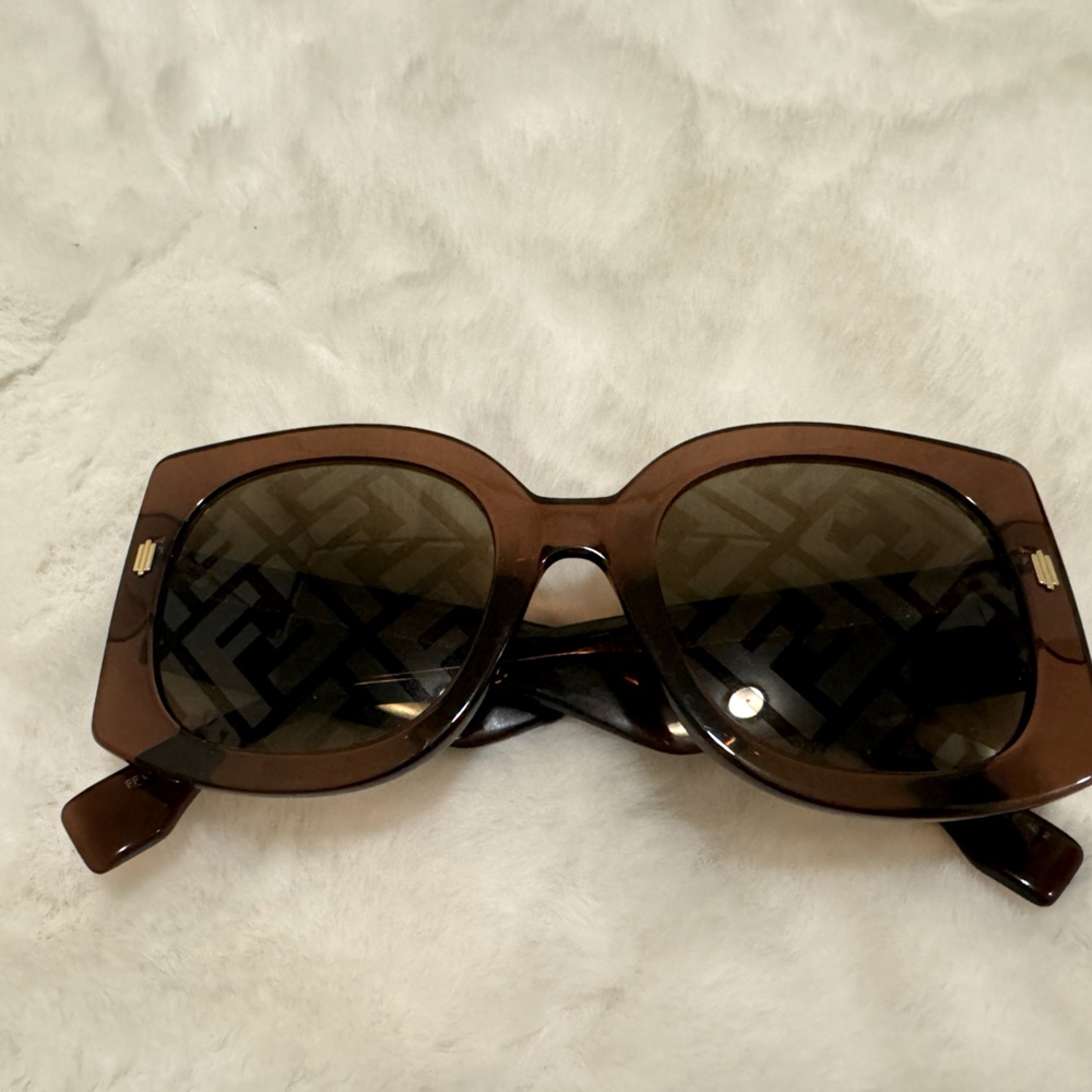 FENDI logo lense oversized Sunglasses (AUTHENTIC)